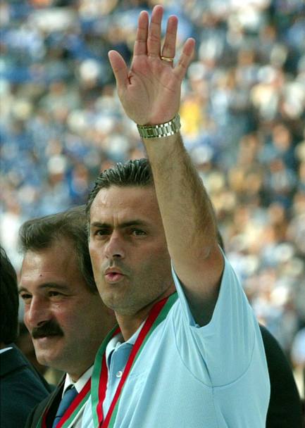 Il 15 giugno 2003 festeggia il trionfo in campionato. Reuters